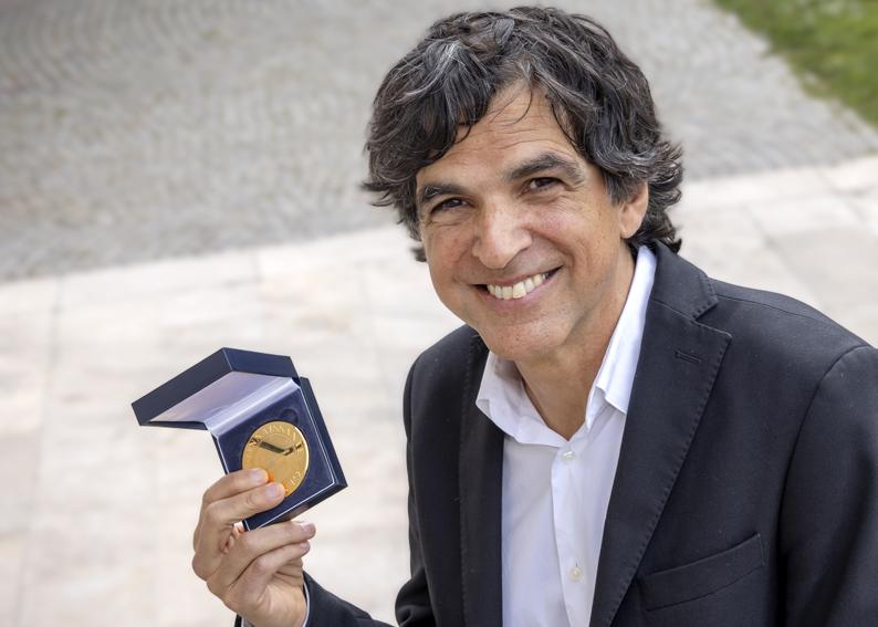 Chappatte reçoit la Médaille de Genève